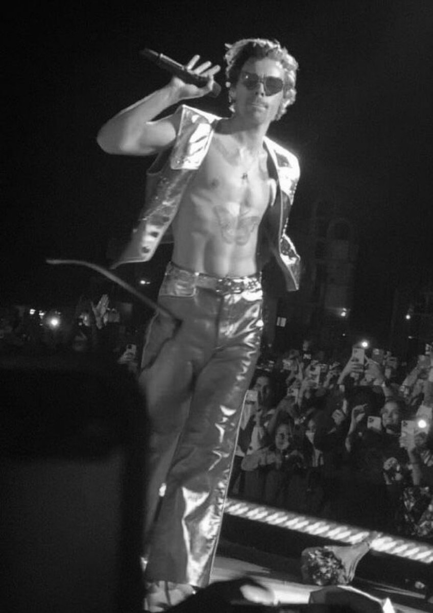 occasionaldsco's tweet photo. HIS WAIST AND ABS WHAT THE FUCK https://t.co/esMbVkw43R
