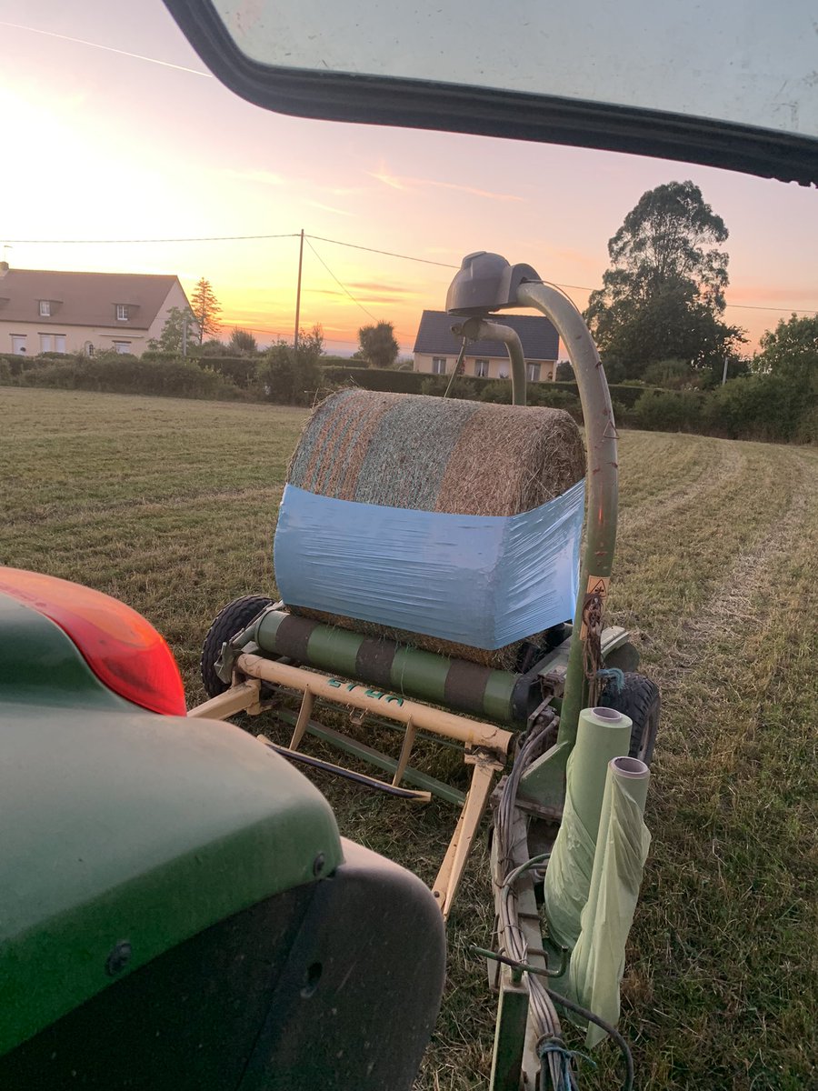 Après-midi enrubannage à la ferme , chaque couleur correspond à une lutte contre un cancer 💖 rose cancer du sein 💙 bleu cancer de la prostate 💛 jaune cancer pédiatrique , à chaque bobine de plastique utilisé 2euros de don reversé