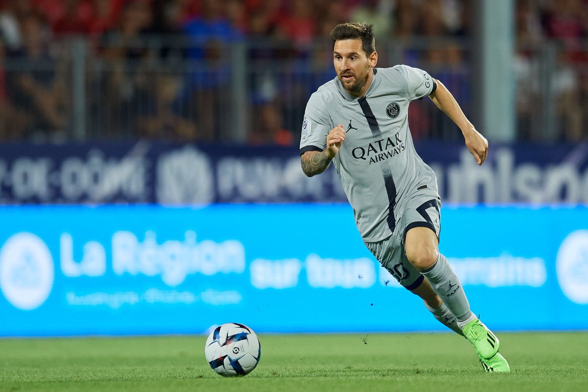 احترام الاراء في كرة القدم شيء جميل 
النقاش في موضوع افضلية لاعب على لاعب امر مقبول في كرة القدم 
اتقبل اي رأي وإن كان غير صحيح البتة اتقبل التقليل من لاعبين يستحقون المدح اتقبل نفخ لاعبين لا يستحقون شيء 
لكن تالله بالله لا اتقبل اي رأي ينفي حقيقة ان ميسي افضل لاعب في التاريخ🐐👑