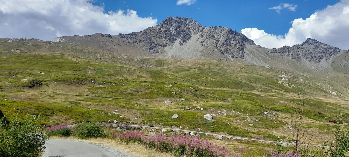 icram77's tweet photo. Montagne, cielo, vegetazione (molto secca) e suoli intorno al Piccolo Moncenisio https://t.co/gM0TjIDa5N