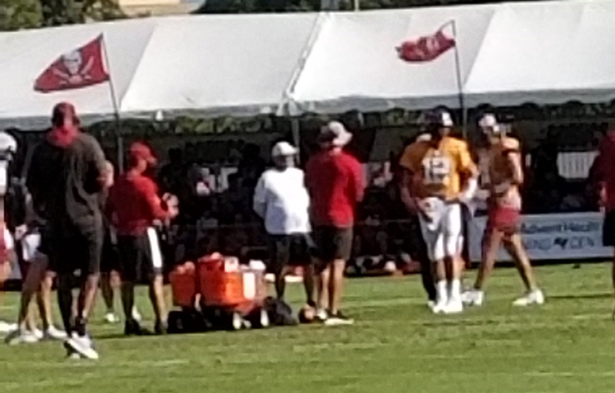 SoneeThompson's tweet photo. Tampa Bay Buccaneers training camp day 9...hot https://t.co/4UN7VCLxA2