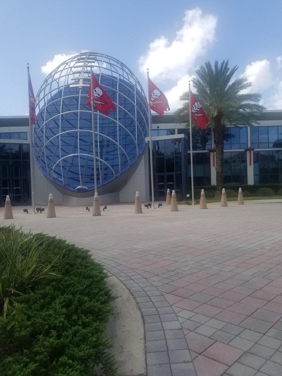 SoneeThompson's tweet photo. Tampa Bay Buccaneers training camp day 9...hot https://t.co/4UN7VCLxA2
