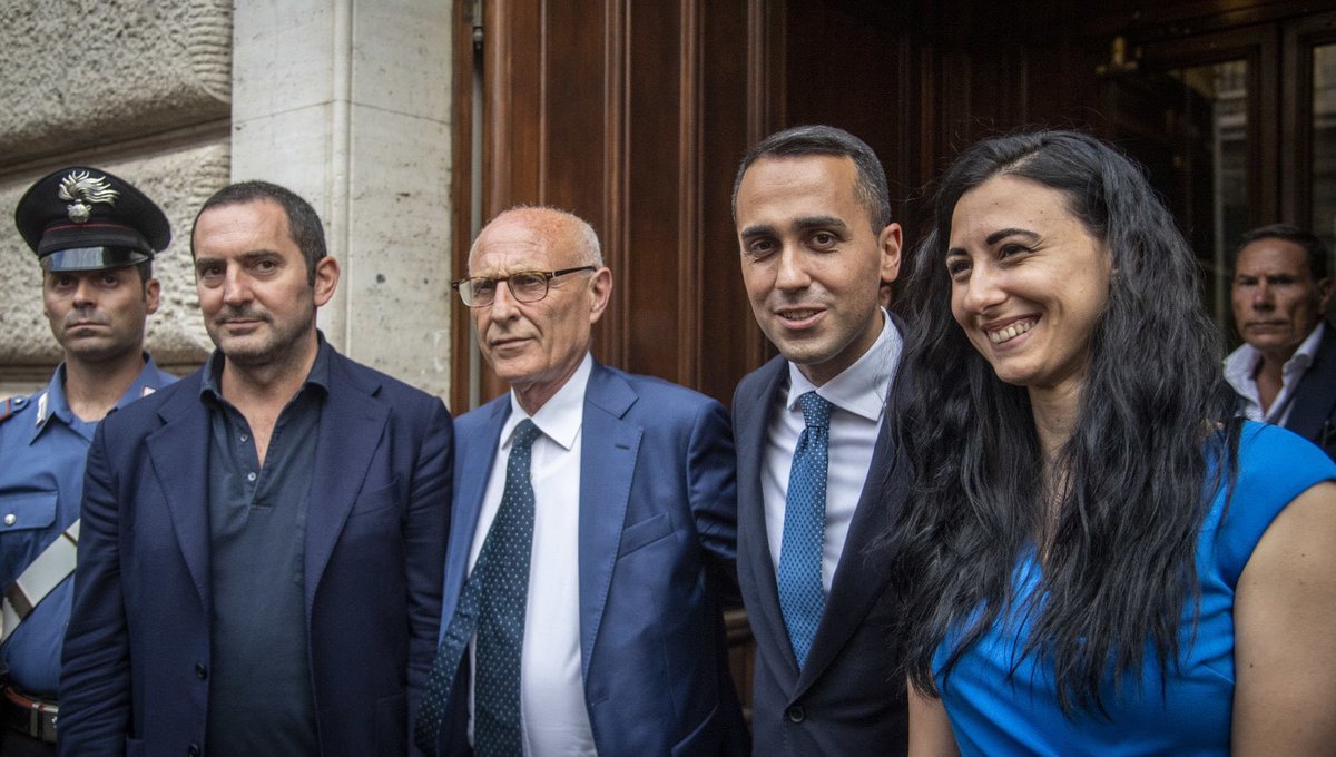 Riflettevo… Di Maio fonda un partito, poi, per esser eletto, si candida in un altro partito, abbandonando tutti quelli (oltre 60 parlamentari) che si erano fidati di lui seguendolo. Il mio disprezzo politico per questo genere di personaggi è assoluto.