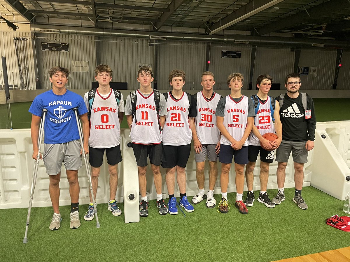 kansas_select's tweet photo. Finished our summer today at the @MAYBbasketball National Tournament. This group went 34-11, and were a great group of kids to coach. Thank you to all the parents and players that made this special summer possible, and thank you @Chris_Harris_23 for helping us out this weekend!! https://t.co/3ntCbWwTaX