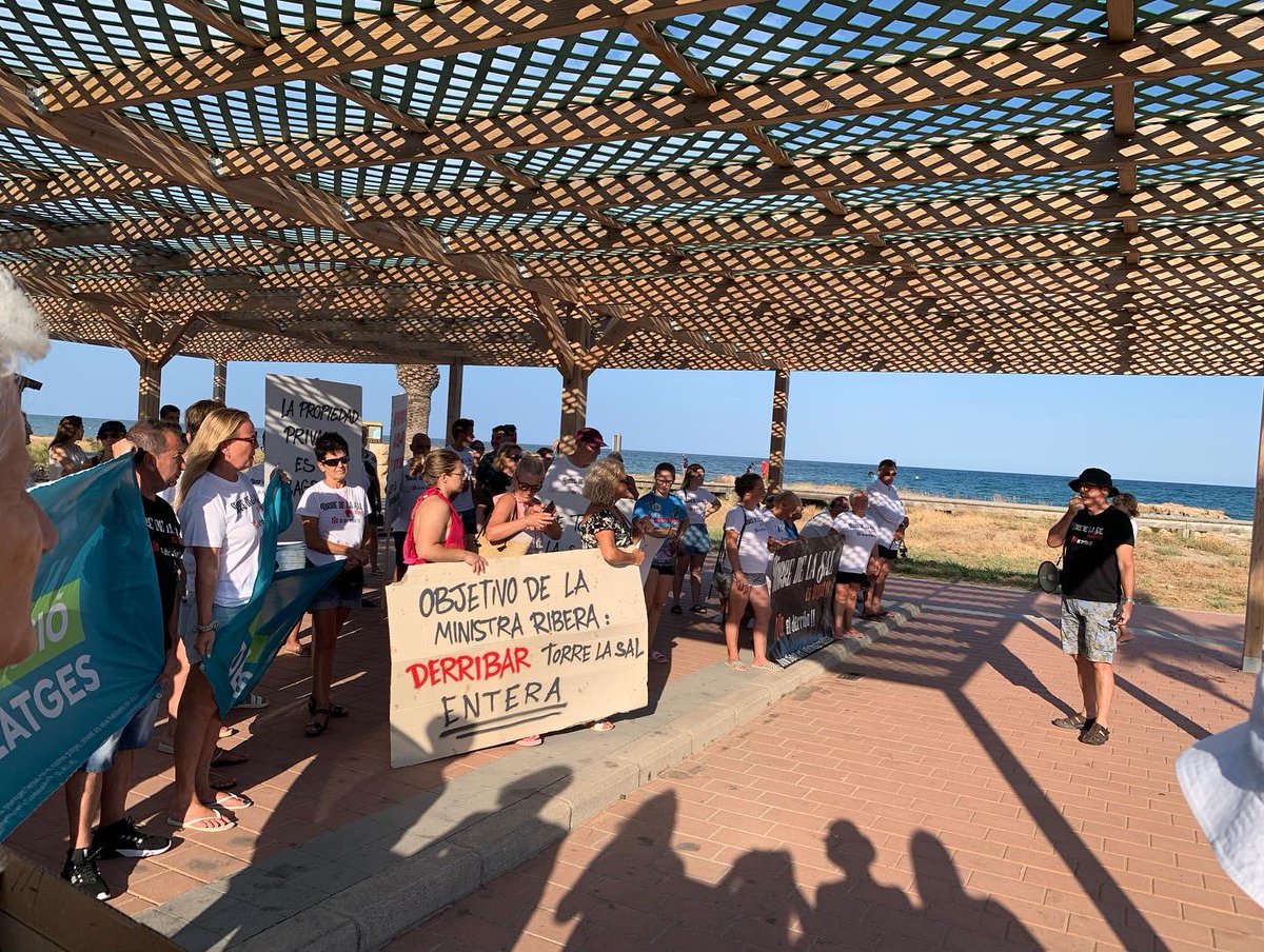 Luciagf72's tweet photo. 📣@SaveTorre ha salido a la calle en la convocatoria de @MEDITERRANIA__ 

🤝 Todos juntos defensando la historia, la propiedad privada y regeneración ya de la playa.      ✌️La lucha no acaba aquí. Estamos con vosotros https://t.co/A0XF6tBlo1