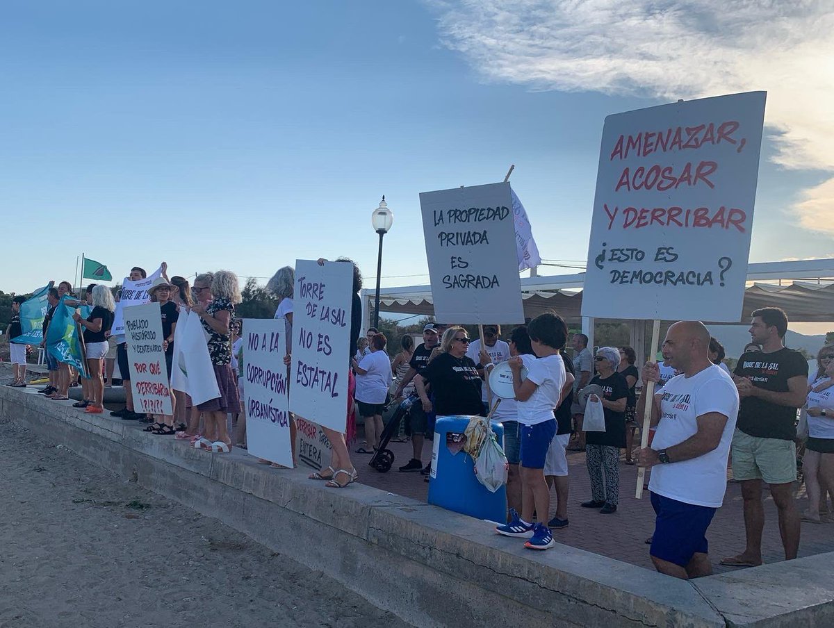 Luciagf72's tweet photo. 📣@SaveTorre ha salido a la calle en la convocatoria de @MEDITERRANIA__ 

🤝 Todos juntos defensando la historia, la propiedad privada y regeneración ya de la playa.      ✌️La lucha no acaba aquí. Estamos con vosotros https://t.co/A0XF6tBlo1