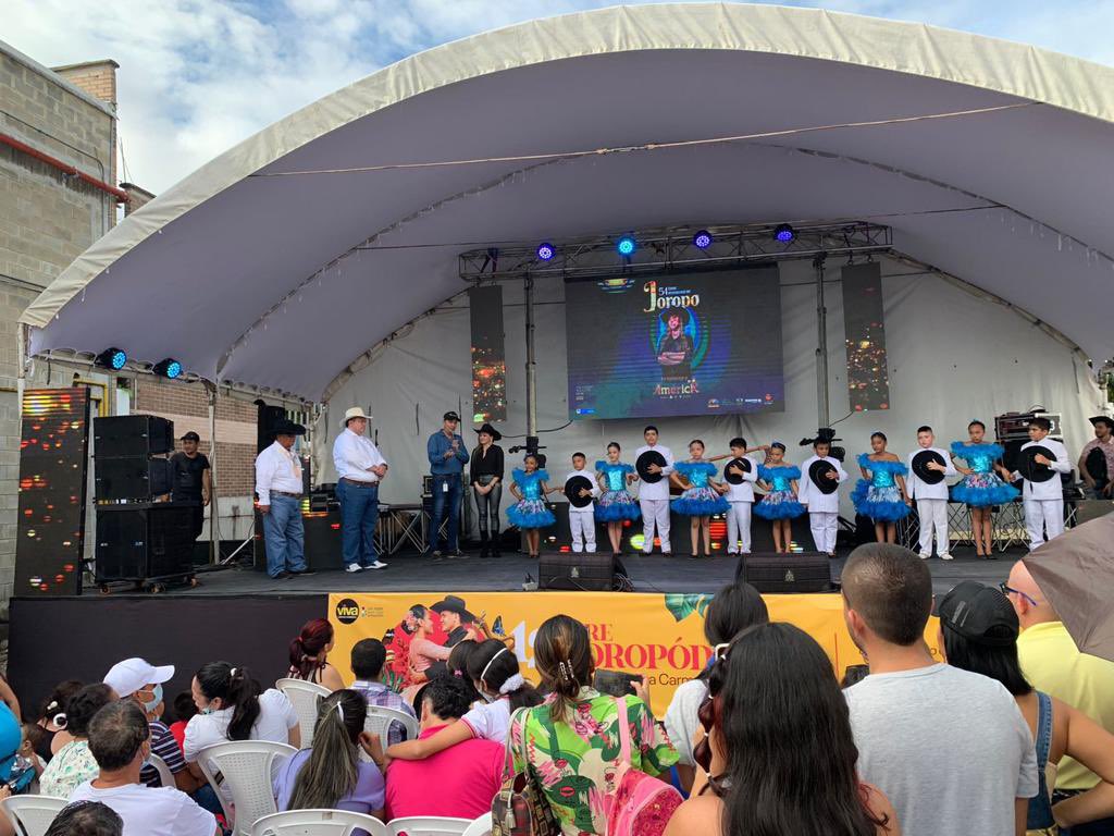 JuanGZuluaga's tweet image. Ya se empieza a sentir el Torneo Int. del Joropo. Con el Pre-joropódromo, 760 participantes entre niños, jóvenes y adultos mayores del Meta, Casanare y Guaviare, nos tomamos el C.C. Viva. De nuestra cultura, música y baile, vamos a seguir enamorando a Colombia y el mundo.