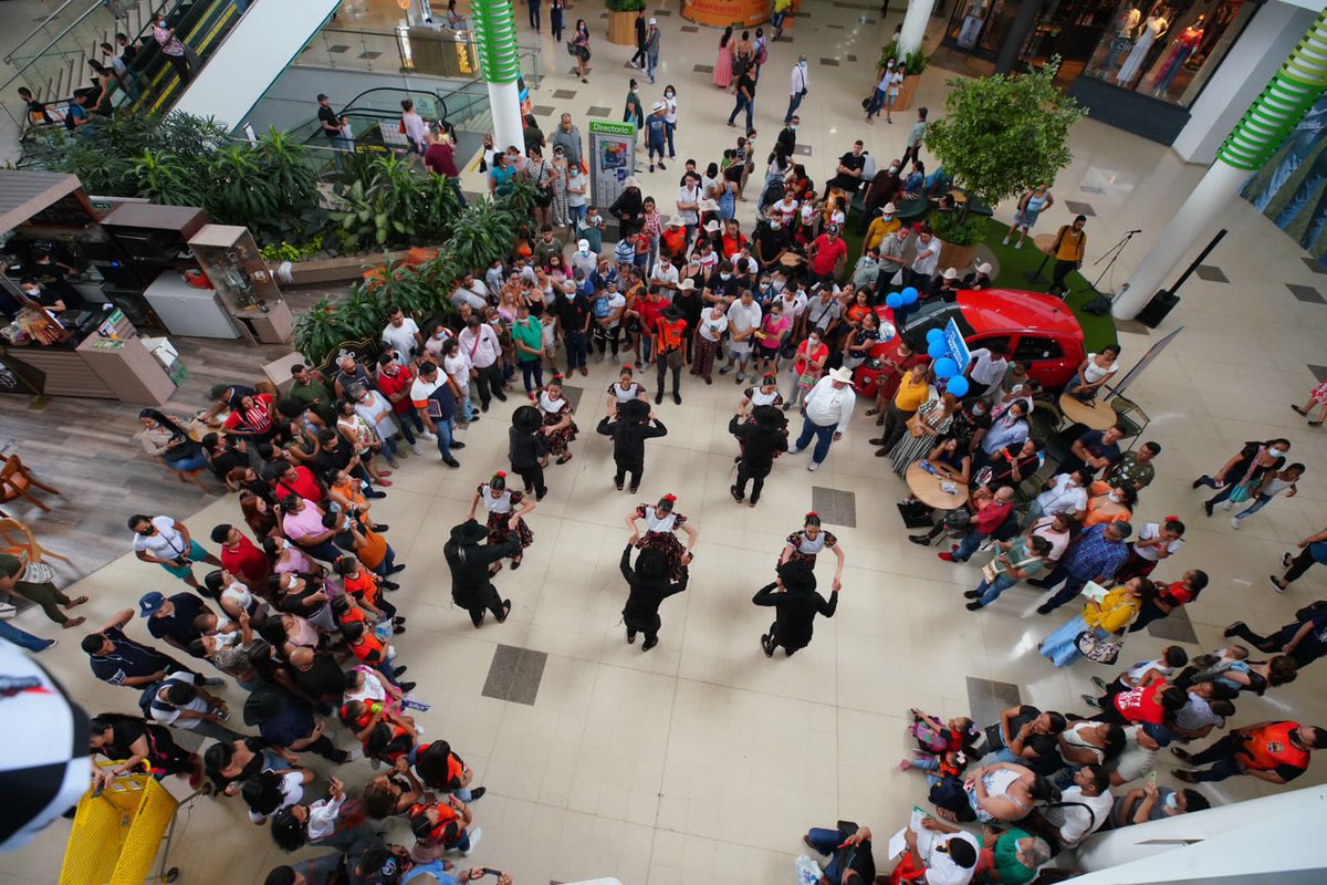 JuanGZuluaga's tweet image. Ya se empieza a sentir el Torneo Int. del Joropo. Con el Pre-joropódromo, 760 participantes entre niños, jóvenes y adultos mayores del Meta, Casanare y Guaviare, nos tomamos el C.C. Viva. De nuestra cultura, música y baile, vamos a seguir enamorando a Colombia y el mundo.