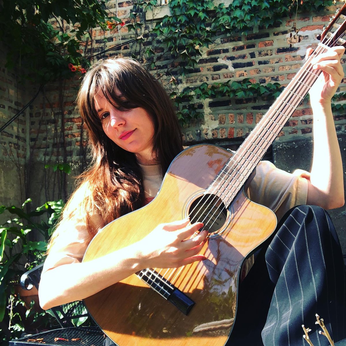 CircuitdesYeux's tweet photo. my @Fender nylon guitar came today !

i feel very cool for getting this guitar from them &amp; also very silly for choosing to play high action 12 string guitars up until this juncture.

#fchord #bchord #barchords here I come. https://t.co/TlK2Kgn2ZD