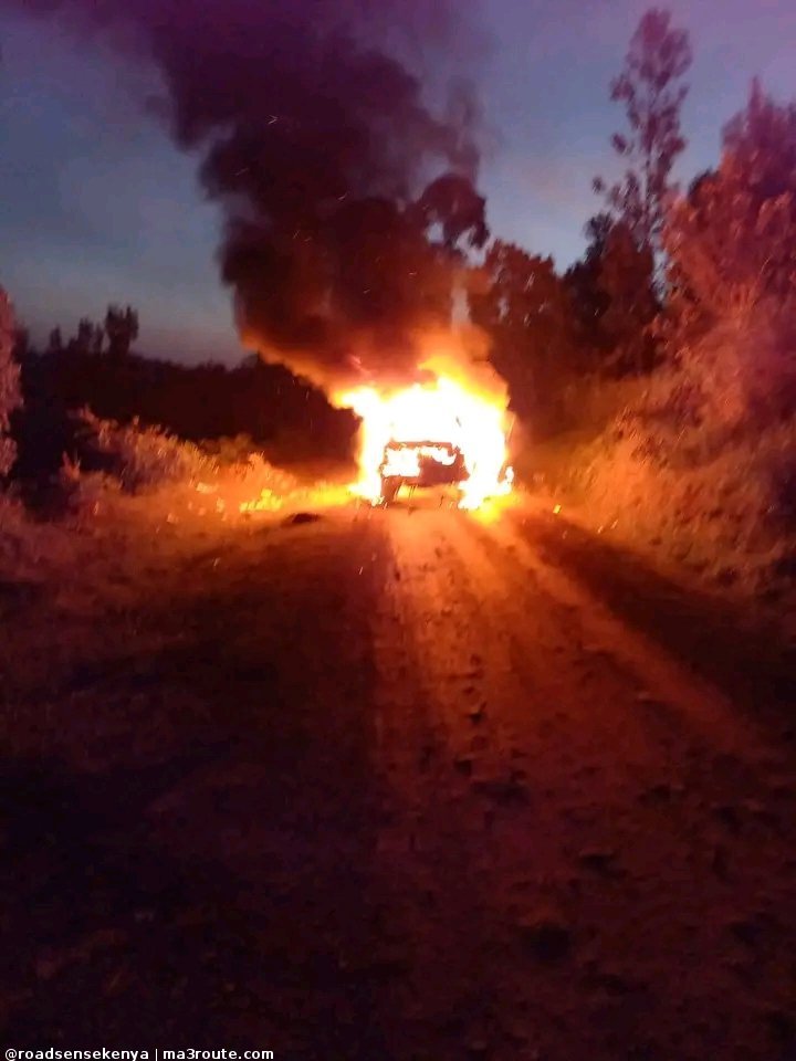a3Route's tweet photo. 01:13 @SimbaArati’s campaign vehicle has been touched at Bassi Chache Ward/Bobasi Constituency in Kisii County after his campaign motorcade intentionally rammed on  @ChrisObure4’s supporters. At least 4 https://t.co/unBfOfjJeb https://t.co/H4i0mgnk5e via @roadsensekenya