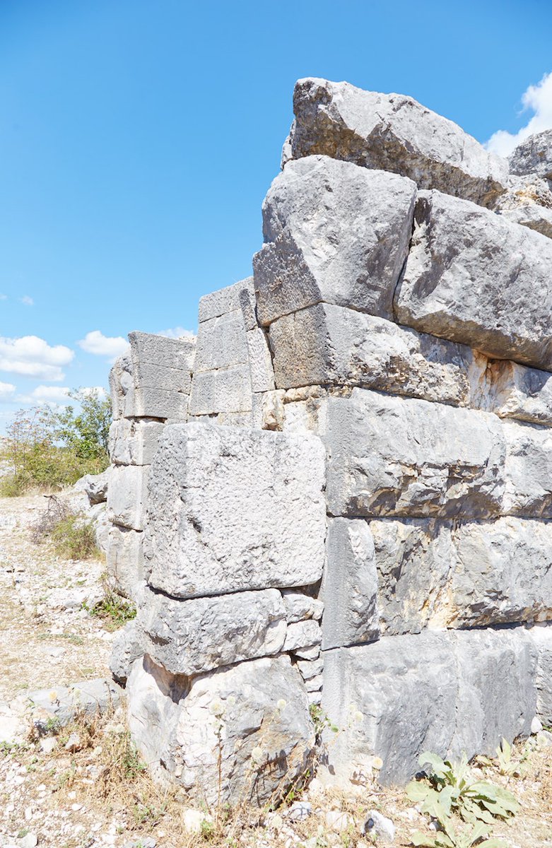 _Bosniaks's tweet photo. β’ The #ancient Illyrian town Daorson, Bosnia π§π¦
π The ruins of Daorson can be found at OΕ‘aniΔi, near Stolac, #Bosnia. It was the capital of the Hellenized #Illyrian tribe called #Daorsi, who lived from 300 to 50 BC in the #Neretva River #valley.
#History @wizzair #BosnaHersek https://t.co/NglcFX8XBL