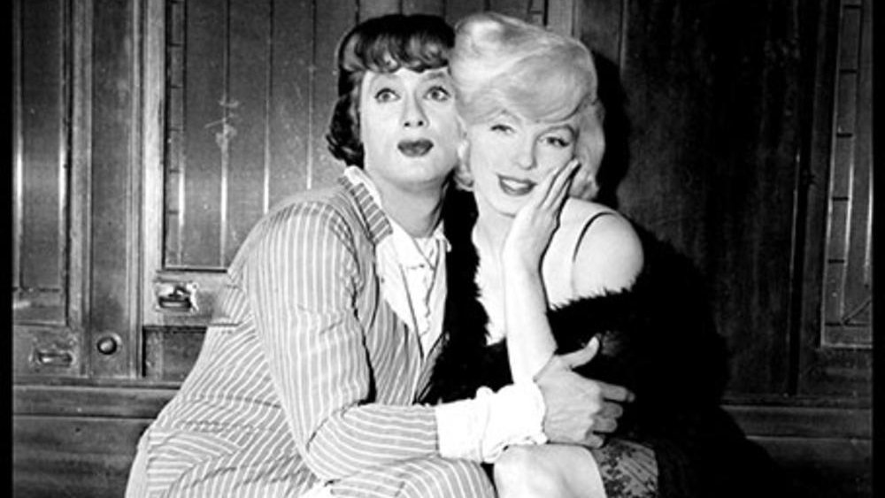 jipe0043's tweet photo. @tbarnaud Toute la fraîcheur de Marilyn irradie #Certainslaimentchaud, en chasseuse de milliardaire armée d'un ukulele et d'une bonne dose de fausse candeur. La scène du wagon-lit reste un morceau d'anthologie qui témoigne du sens du timing de #BillyWilder et de son scénariste #IALDiamond. https://t.co/OEsVwByVTa