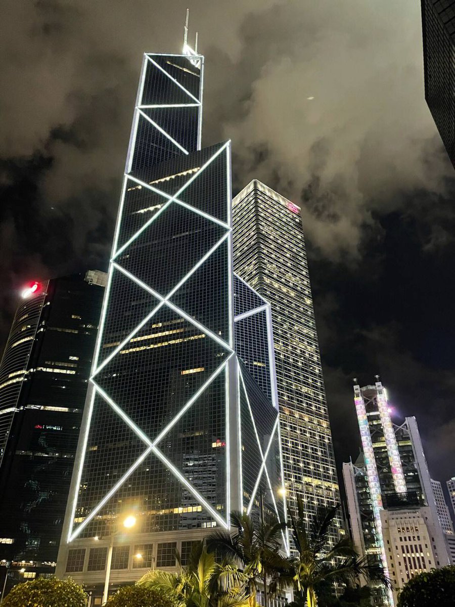 Home near the night view of "Hong Kong Central" is not very charming!