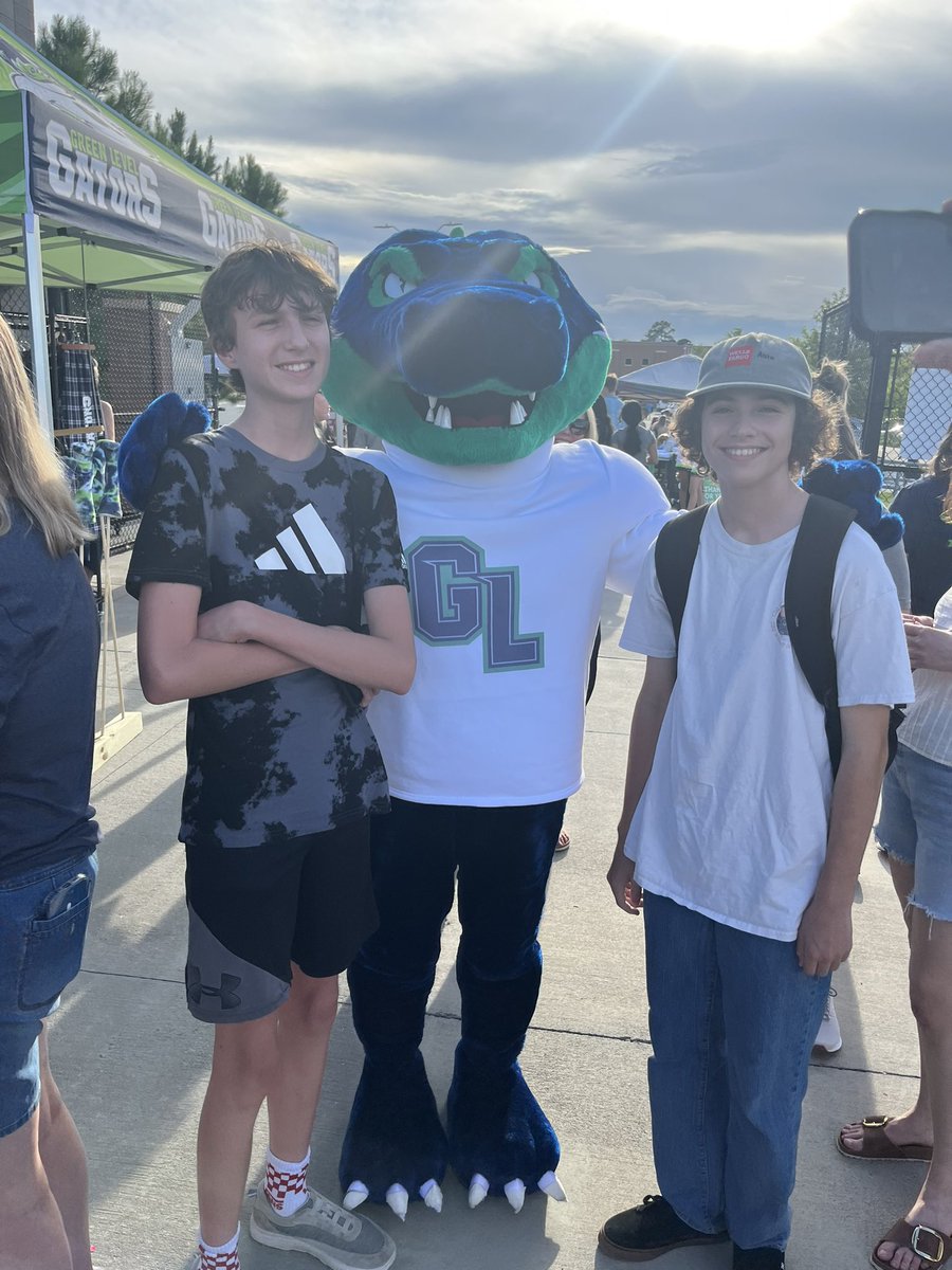 HeidiDifference's tweet photo. What a perfect night for @GreenLevelHigh #Gator night! Thanks for the photo opp with these freshman #Mator #gatornight #glhs https://t.co/0mLUMVBapf