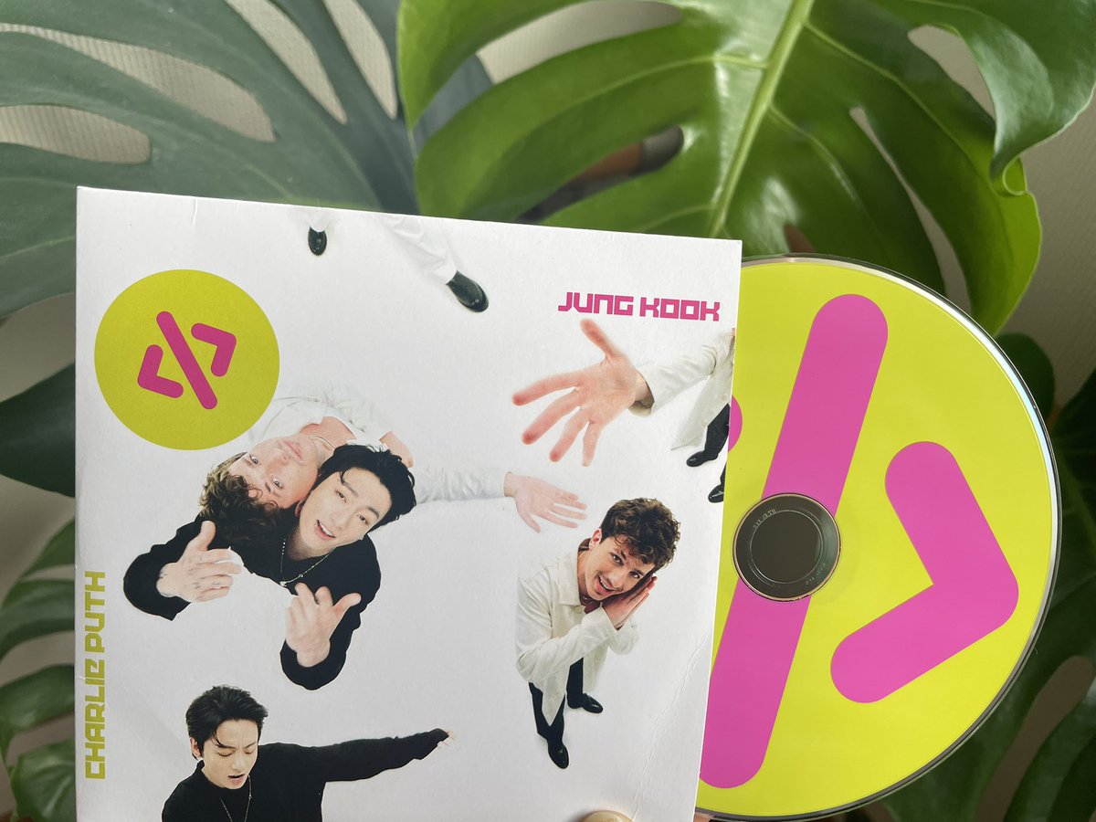 vanikina0613's tweet photo. #leftandlight
#JUNGKOOK
キャー🥰LAからAIRMAILで素敵なお荷物が🥰💜届きました💜
#CharliePuth
チャーリープースさん、ありがとう🥰
大切な宝物にします😍✨✨✨✨⭐️ https://t.co/lQGpSH0L12