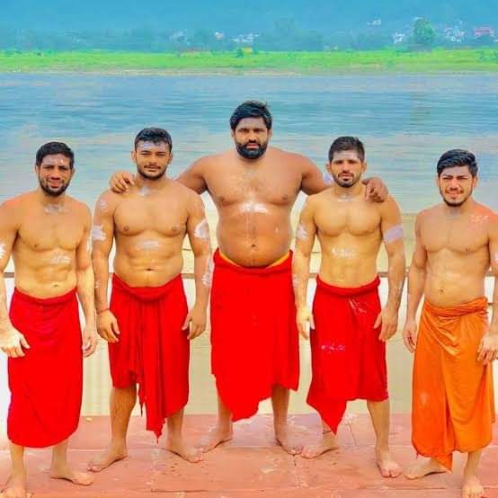 journalistspsc's tweet photo. ये लोग "कांवड़" और पूजा पाठ की बजाय अखाड़े में टाइम दे रहे होते तो आज इंडिया के लिए मेडल ला रहे होते!!

#CommonwealthGames2022 https://t.co/mgtIgWmzyF