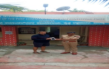 rpfswr's tweet photo. #OperationAmanat Shri. S.Chandra Kumar, HC/355/MYA secured a left over mobile Value Rs. 15,000/- in Train No. 19667  Ex UDZ-MYS Humsafer Exp  in seat coach No 71, B-4 ,at Mandya (MYA) Railway Station. Further the same mobile phone was handed over to rightful passenger. @RPF_INDIA https://t.co/ONLtwtl1L8