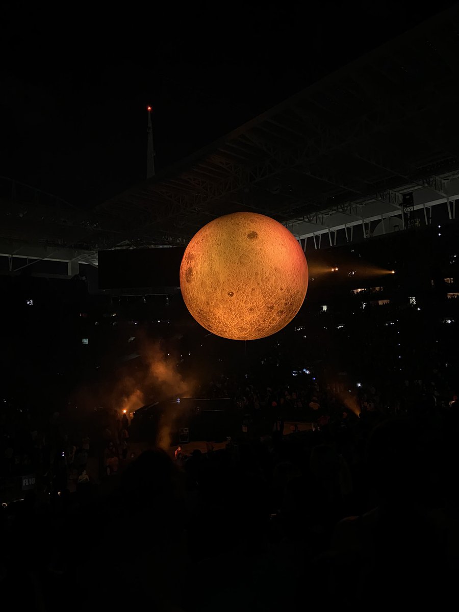 oxvaneeox's tweet photo. greatest night of my life !!#afterhourstilldawntour @theweeknd https://t.co/NFb9MjJ9FX