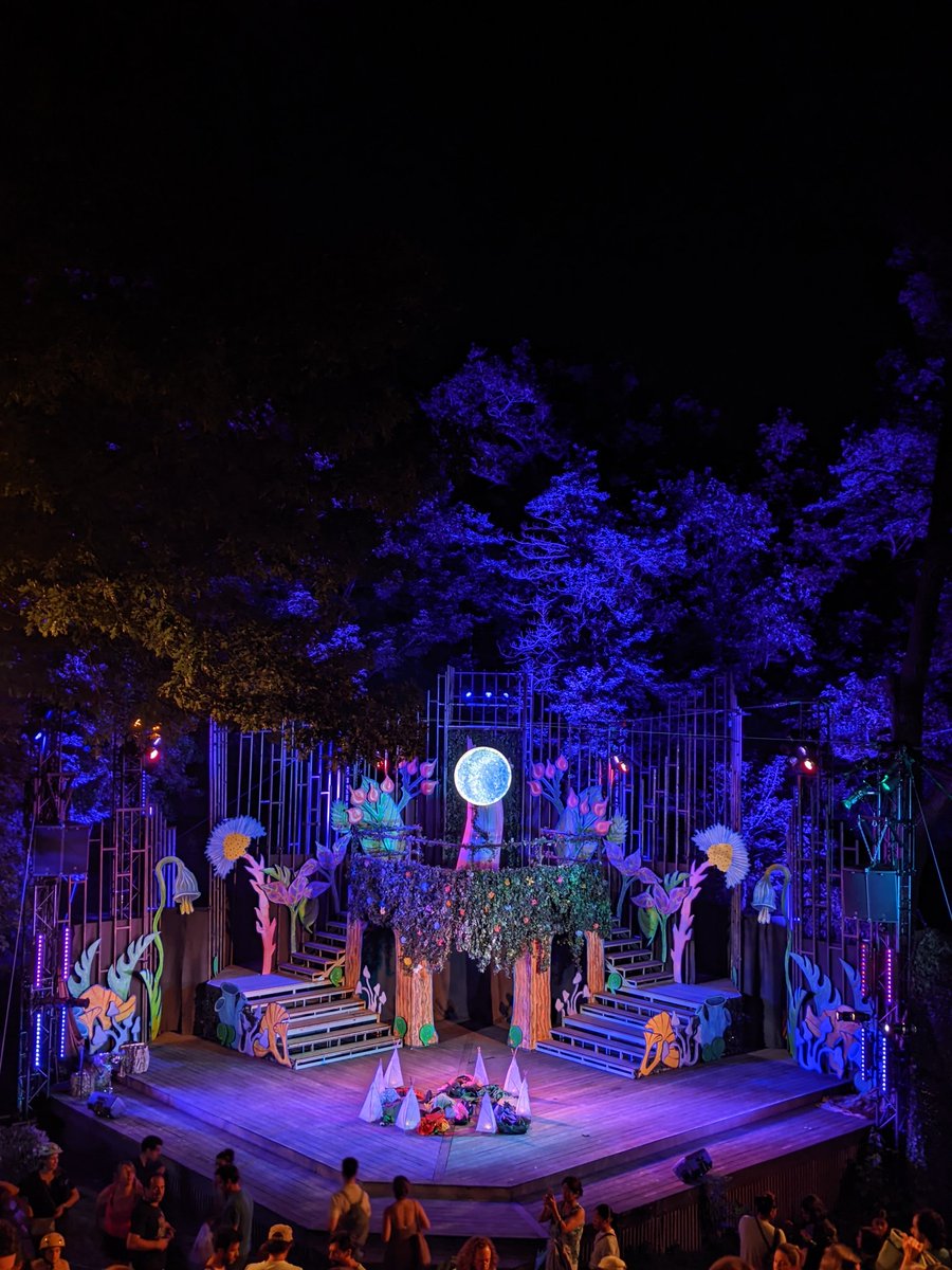 Shaggyshan's tweet photo. If you've yet to get the chance to see a live Shakespeare in the park performance, be sure to catch @canadianstage's As You Like It in Toronto's High Park. Really fun (and something to be said about just how much the set changes as the sun sets). https://t.co/07A8havvWc