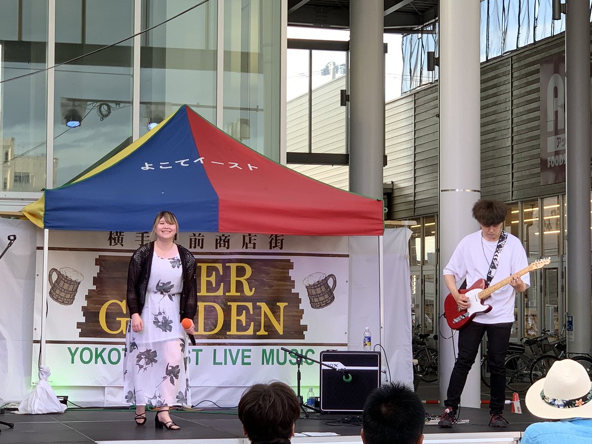 funrun279's tweet photo. イベントで先陣切って、つむぎさんの伸びやかでパワフルな歌声、ヒタキさんの熱いギター演奏で会場のボルテージが一気に上がりました🎶
パフォーマンスもクリスマスイベントから更に進化して、今後のご活躍が楽しみです✨
#Sphia
#横手のつむつむ
#横手のヒタキ
#横手納涼ビアガーデン https://t.co/JkLzSjuvfg