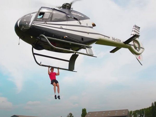 YouTubers smash Guinness World Record by doing 25 pull-ups from helicopter.
#YouTubers #GuinnessWorldRecord #pullupseason