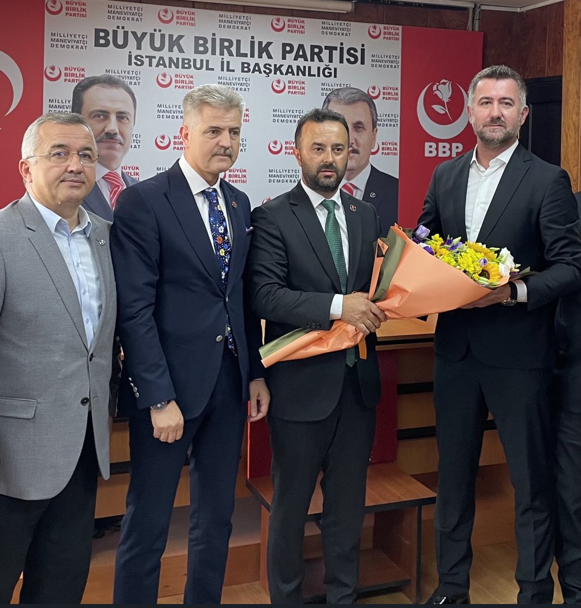 cml_sucu's tweet photo. Büyük Birlik Partisi İstanbul il başkanlığı görevini devreden @mutlu_furtana başkanımıza emek ve gayretleri için Üsküdar adına teşekkür ediyor ve görevi devralan @GDemiroglu52 başkanımıza başarılar diliyorum
@_bbp_uskudar https://t.co/FYwI1i97uz