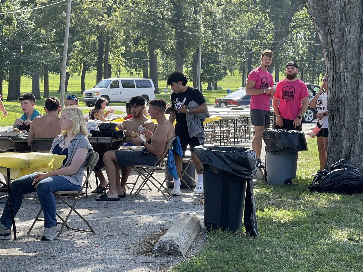 DocReggies's tweet photo. Passed through Forest Park and totally digging the vibe from #OUKS @OttawaU Class of 2026. #IHeartOUKS #OUBraves https://t.co/cVMbCopRBc