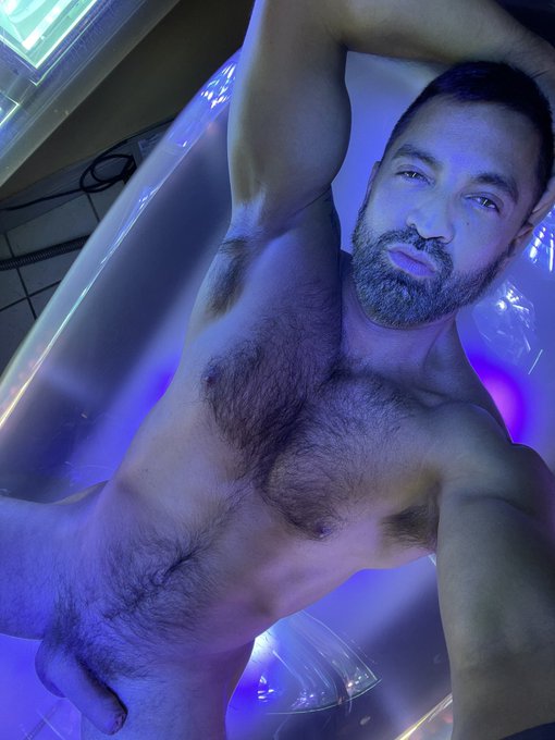 Time for stinky daddy to tan #armpitslovers #armpitworship https://t.co/UdyW6oWhcp