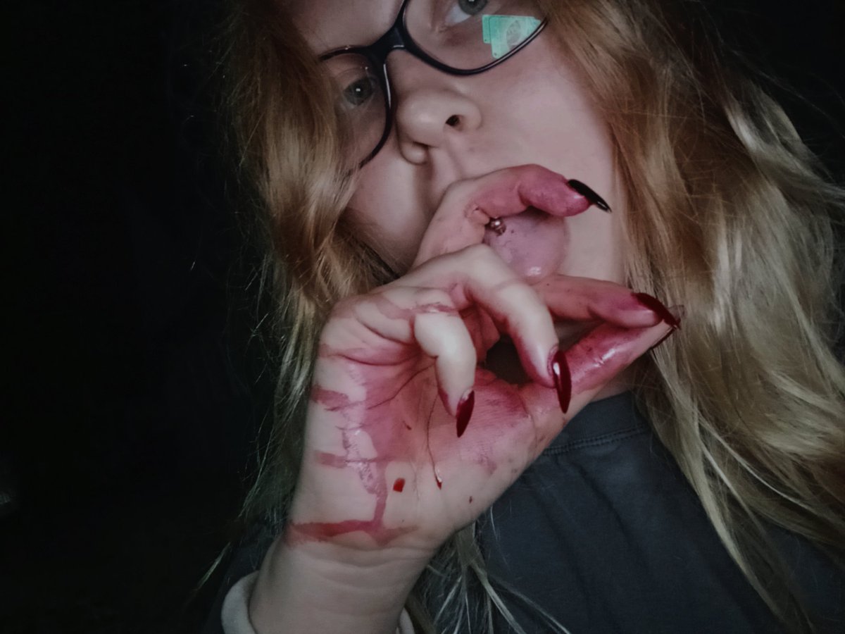 polypedick's tweet photo. -Сейчас я учусь в медицинском, пью таблетки от тревожно-депрессивного расстройства, бросила парня и хожу к психологу, пытаясь жить легче и лучше.
-Ого, это правда я в будущем? https://t.co/XTe9qO3Qe3