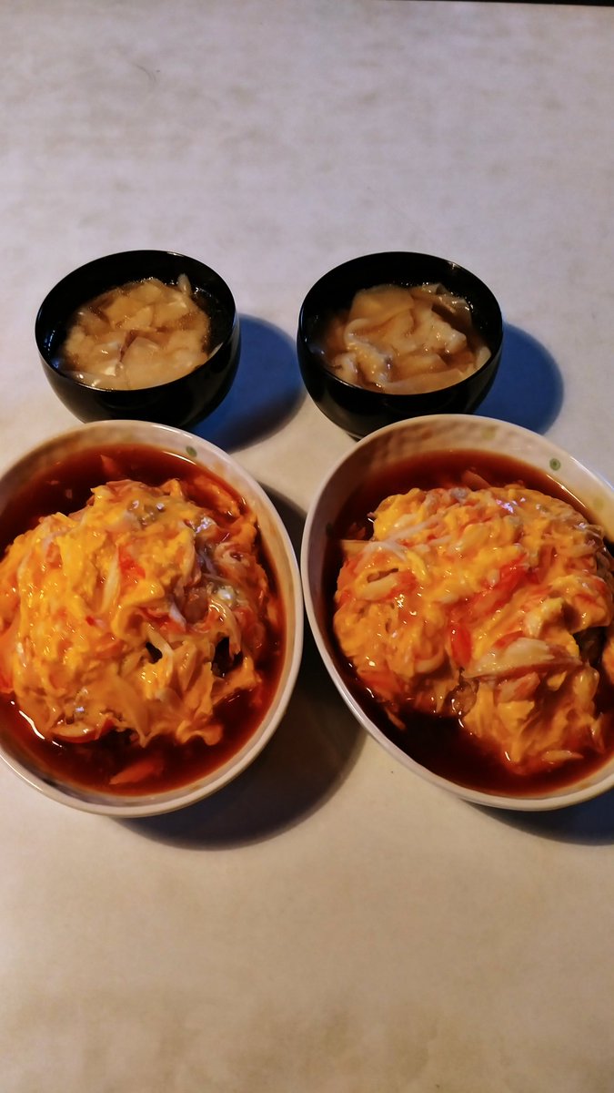 oneshot3588's tweet photo. 昨晩の晩御飯
#手作り中華料理
#カニ天津飯(中身:#エビチャーハ���)
#ワンタンスープ
「中華の賄いみたい？」
凄く美味しい‼️と #大好評❗

#晩御飯
#美味しいご飯
#旨い飯
#旨い中華
#美味しい
#旨い https://t.co/R3B9siCdot