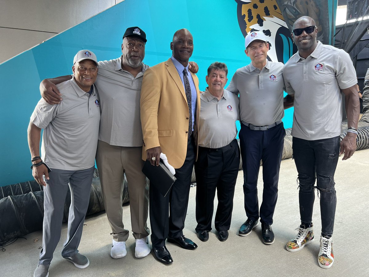 RonnieLottHOF's tweet photo. Great moments at the @ProFootballHOF. Congrats @Bgr8t! https://t.co/3dsEaET0DI