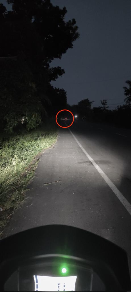 Jam setengah 6 pagi ini, gak jauh dari Pelabuhan Bakauheni disalip Vixion, yg bawa motor nyuruh berenti. yg dibonceng, tangan kanan bawa pistol rakitan.
Gue berenti, langsung ngomong "Haga api? Nginjam bekhilang?" (Mau apaan? Minjem korek?)
Yg bawa motor "Muwat bang" (Gak bang)..