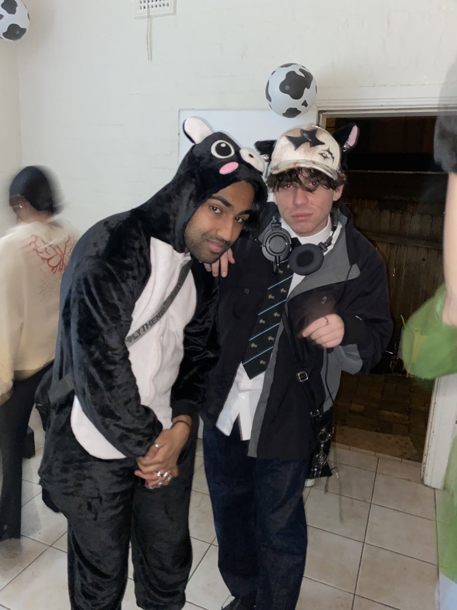 Happy birthday <a href="/ninajirachi/">ninajirachi</a> 🤞😸 🎉