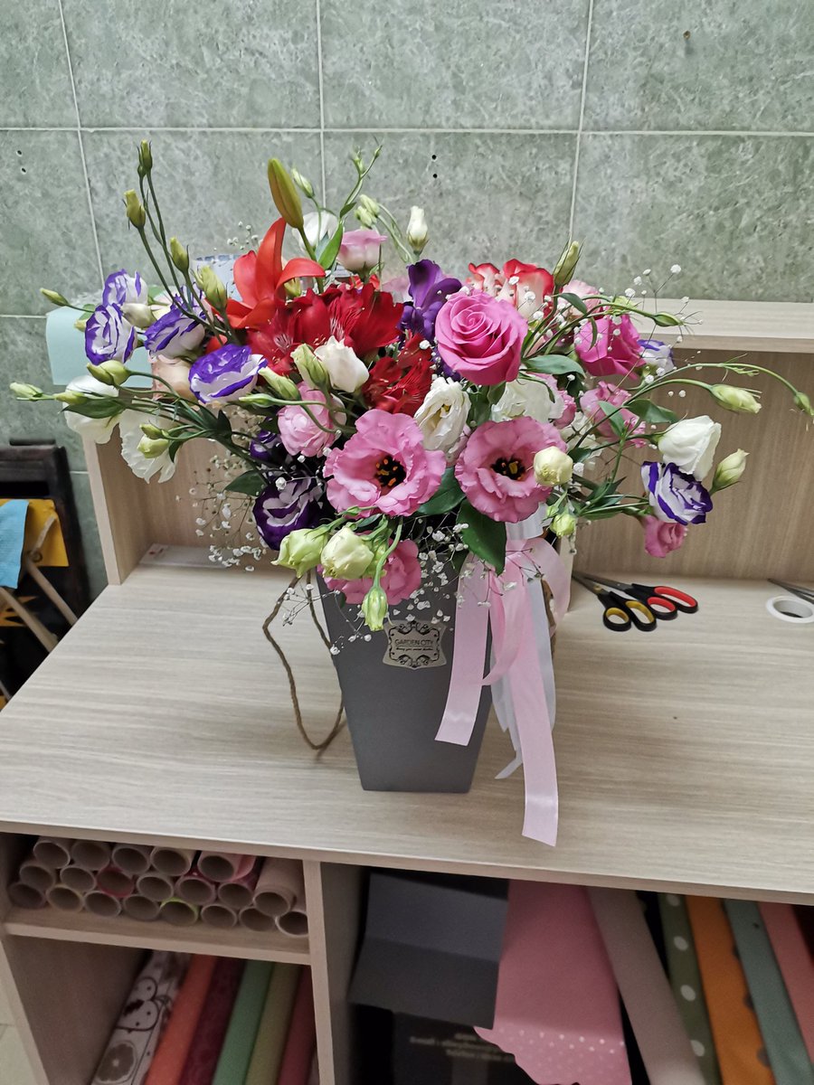 zare_entuzijast's tweet photo. #happy18thbirthday #birthdaygift #bigflowerbox #boxwithhandels #lilies #lizianthus #astromeria #roses #redlilies #whitelizianthus #creamlizianthus #pinklizianthus #mixlizianthus #redastromeria #pinkroses https://t.co/HrmSKgohNn