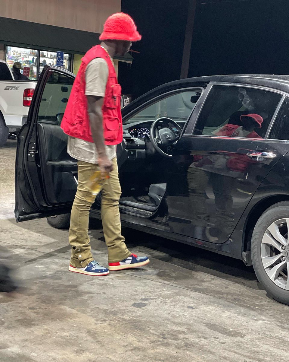 iblackaf's tweet photo. BETTER TURN YO SAVAGE UP AND LET YO FEELINGS GO 💯

#FreeCurt
#FreeBoogie
#FreeE https://t.co/BOgAwuNJwX