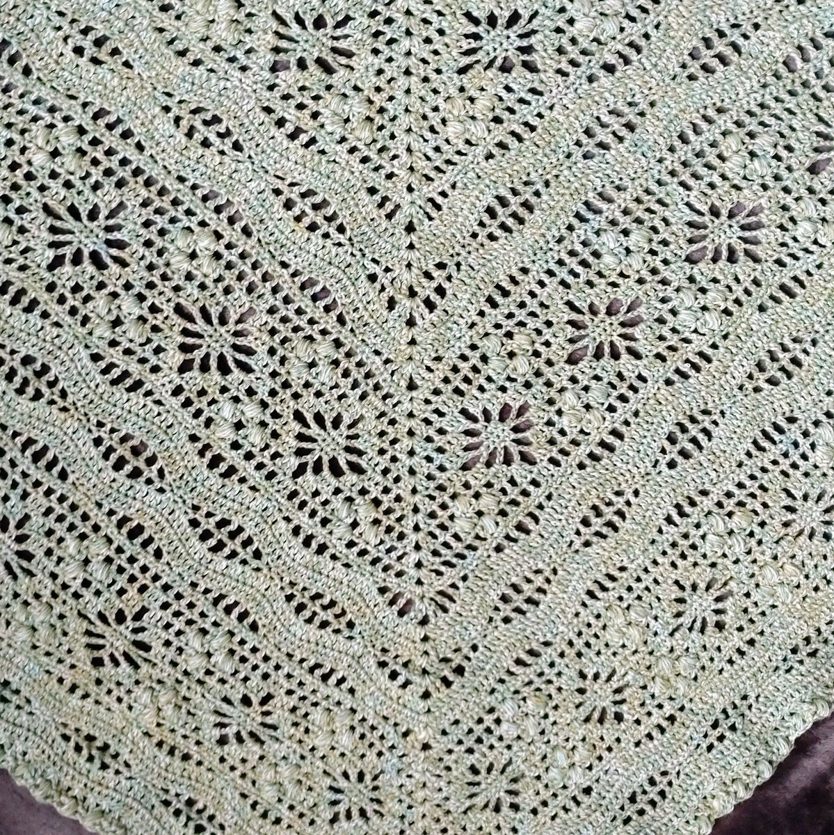 ui_KCAL's tweet photo. 春先に編んだ
#Daisychainshawl
です。
#ダイソー
の
#リユース合糸
3本取り、5号かぎ針。一番右のだけ2個目で155cmくらい。小さめだけど軽いし、冷房よけに。♥置きの写真が一番現物に近い色かな～リユース合糸は組合せで世界にひとつ感が増します😀
#編み物好きさんと繋がりたい
#croshet
#shawl https://t.co/UMbQ6r11rN