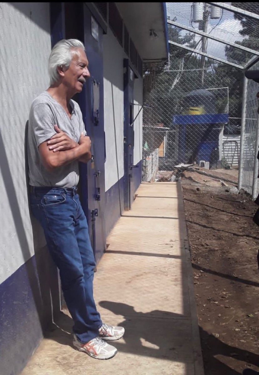 VicGarciaDice's tweet photo. Este señor se pudo largar mucho antes, pero  decidió quedarse, arriesgar su vida y ser el primero en enfrentar a la dictadura narconservadora guatemalteca desde el sistema penitenciario voluntariamente. Con sus “luces y sombras”.  Todo mi respeto y admiración. https://t.co/fycV9b9Mj4