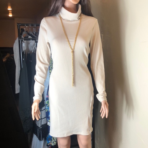 DonnaRinger3's tweet photo. So good I had to share! Check out all the items I'm loving on @Poshmarkapp #poshmark #fashion #style #shopmycloset #socialite #raffaella: https://t.co/DlDnQL88WI https://t.co/bsTgUsriKY