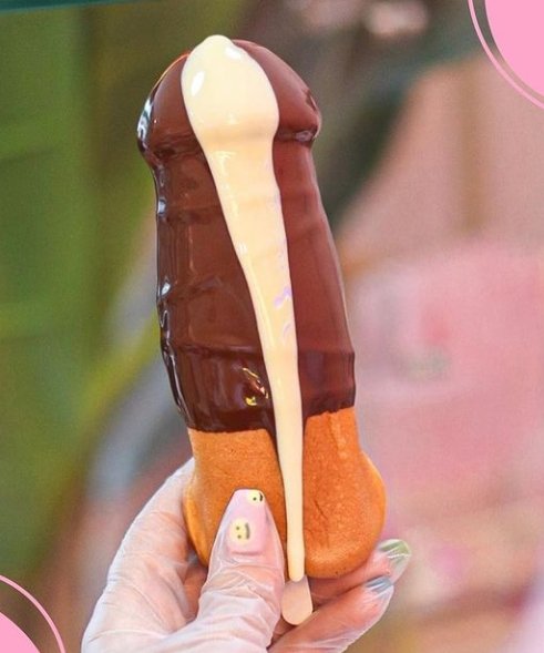 Hoy día toque pasto y...¡Encontré un lugar para comer penes 😈!
Habían de diferentes sabores y tamaños. Me lo metí a la boca sin pensármelo dos veces 😋