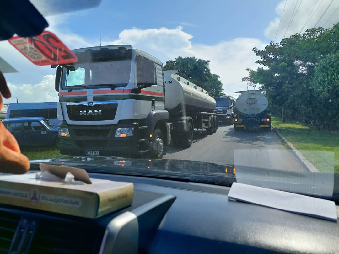 EnergiaMinasCub's tweet photo. Los tanques de la Base de Supertanqueros de #Matanzas que se incendiaron contenían crudo y fuel, en ese orden.
@Cubapetroleo1 está evacuando los combustibles ligeros que contienen el resto de los tanques por pailas y durante la noche y madrugada lo hará por barco #FuerzaCuba 🇨🇺 https://t.co/xlzIOjH4B0