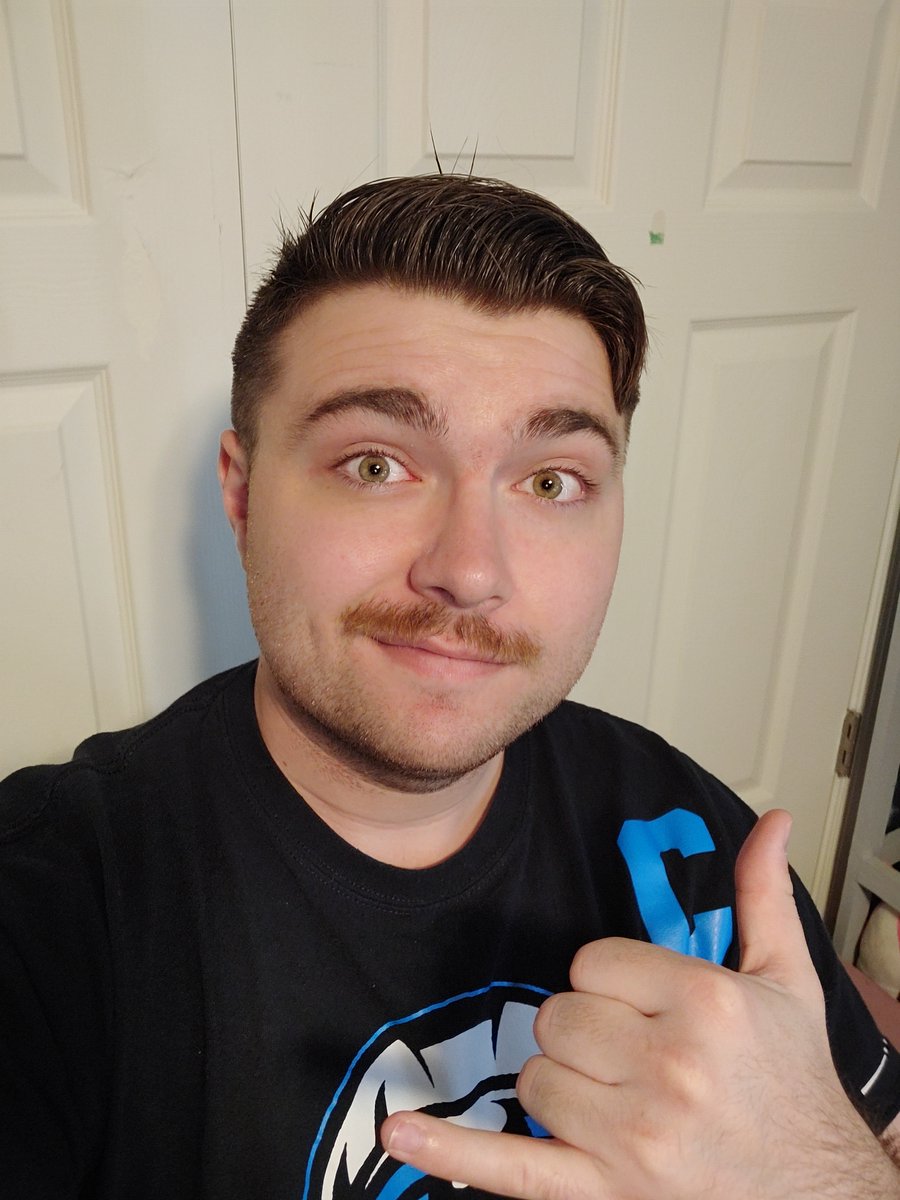 First time posting a picture of myself here, but one of the very, very few pictures of myself I think do not look less than 4/10. Attempting to do live keys XD