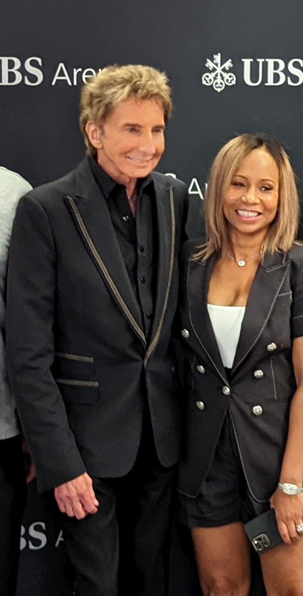 Ome of the many mysteries of <a href="/LisaHMalone/">Lisa Malone</a> is her love for Barry Mannilow. Tonight she got to meet him- thank goodness the Ole Malonester was there  to perform his artistry. <a href="/sophiasilb/">Sophia Silbergeld</a>