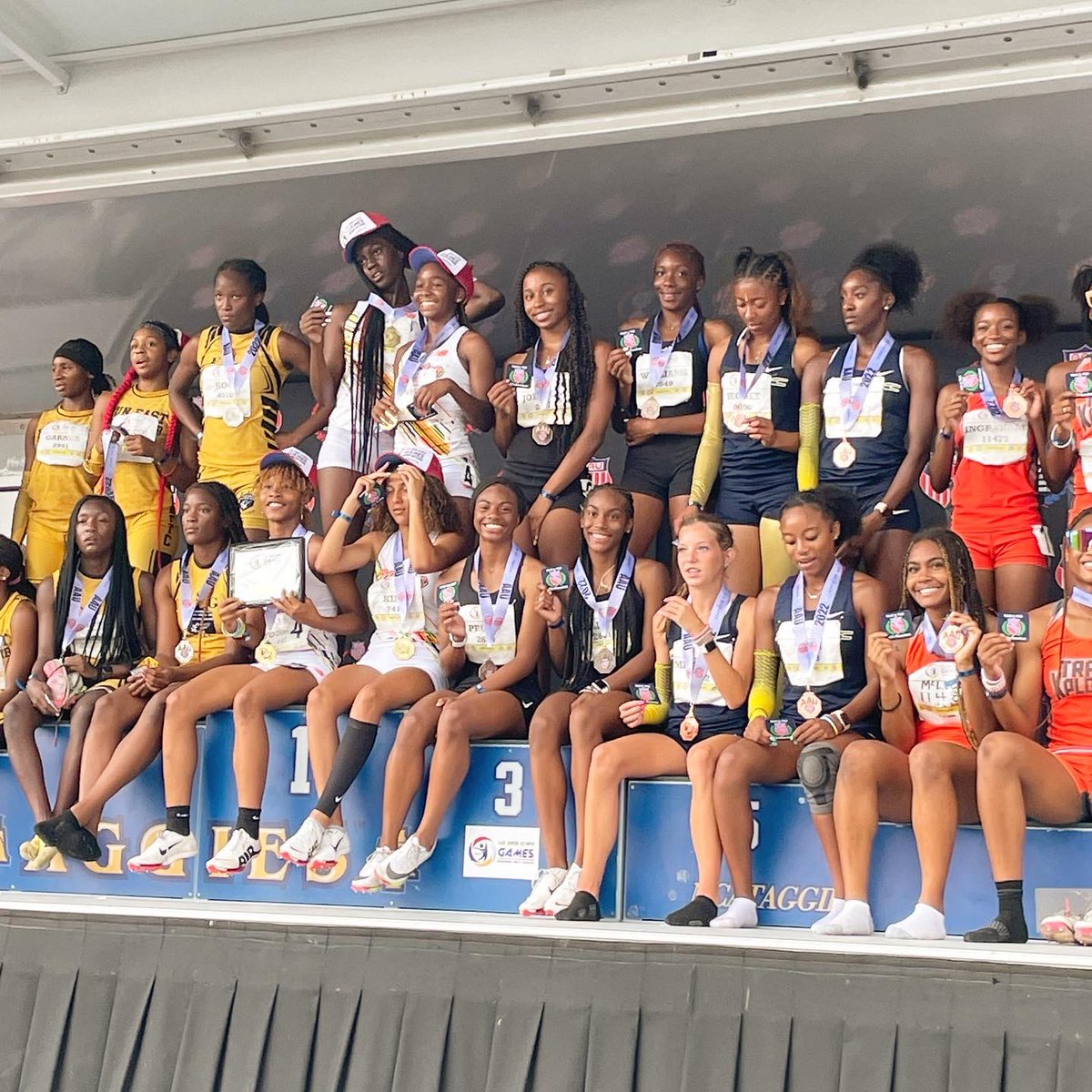 coachjazz33's tweet photo. BRONZE MEDALIST🥉🇺🇸

The quartet of Kai Allen, Gabrielle Pruitt, Paris Williams and Lindsay Johnson runs 3:50.73 to secure THIRD IN THE NATION!!!

Fun Fact #1- These girls dropped 7 seconds off their seed time! 🤯 https://t.co/Zg1cvIPpbx