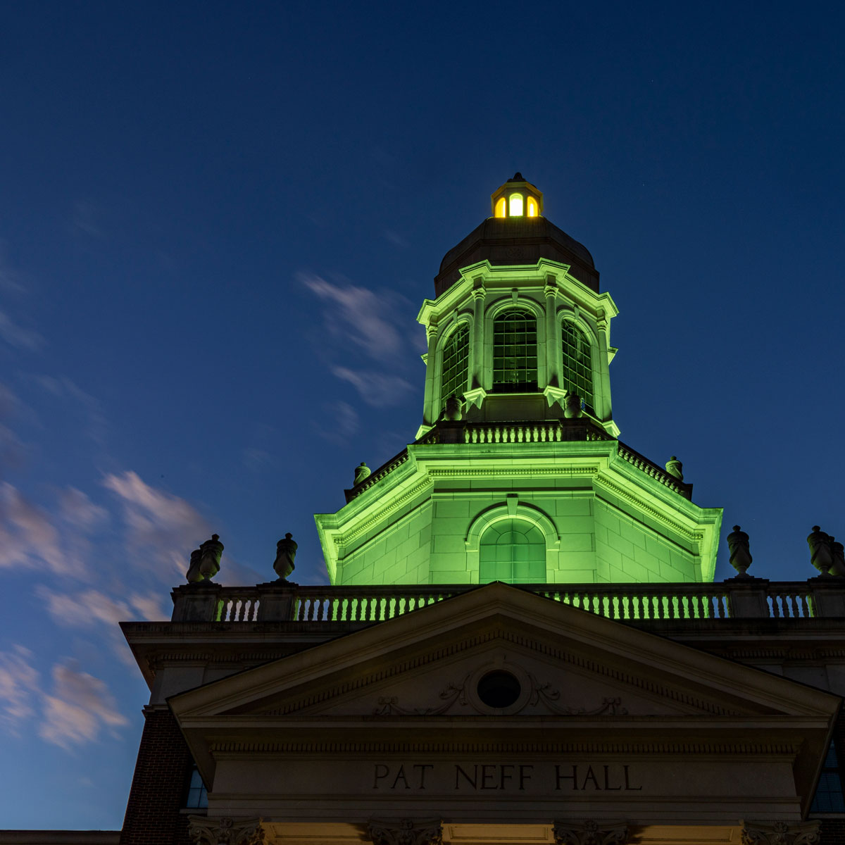 Baylor's tweet photo. Following @BUFootball victories this fall, Pat Neff's lights will shine brighter than ever! ๐๐ก
The lights illuminating this Baylor icon have been upgraded with LED fixtures & a new system, thanks to #BU22โs Senior Class Gift and @BUStuGov. #SicEm https://t.co/kON9Wrhm9U