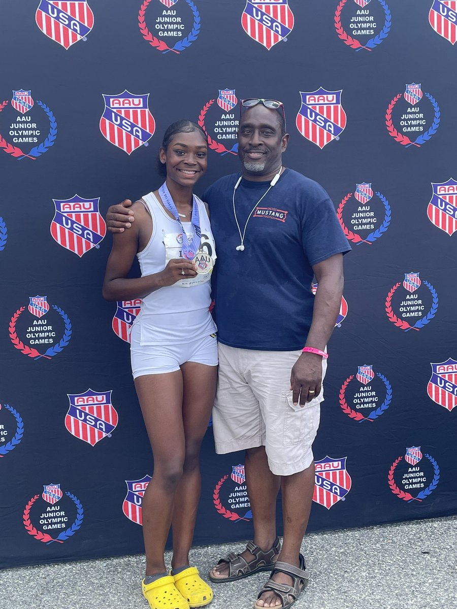hhannahlo's tweet photo. First just thanking God for this achievement and opportunity. After 6 long days I am proud to call myself an “All American.” First year running AAU and got 2nd place for 4 by1 in Junior Olympics! 💛 #teamquest #JrOlympics https://t.co/rjouOz9Elv