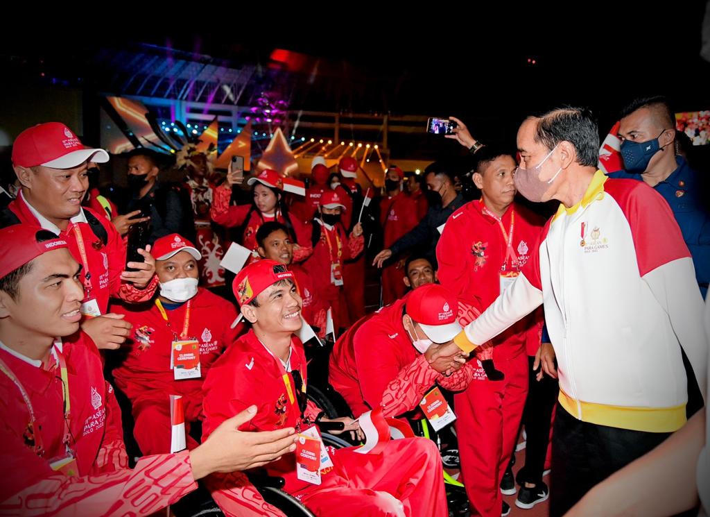 jokowi's tweet photo. Terima kasih kepada seluruh delegasi dari semua negara, terutama para atlet yang telah menunjukkan sportivitas dan persaudaraannya selama perhelatan ini berlangsung. 

Sampai jumpa dan kita sukseskan ASEAN Para Games XII tahun depan di Kamboja. https://t.co/BNlJ4ZWTzr