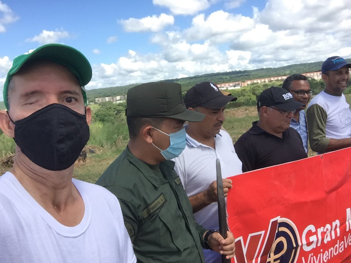 LuisCarlosPT's tweet photo. ejemplo vivo de trabajo en equipo,#Bricomiles1x10 juntos venceremos! @SoyPsuvBarinas @jaarreaza @EdurEmerson @PartidoPSUV #lcpt #BricomilesPorAmor #Bricomiles1x10 https://t.co/X5PnKIKIFi
