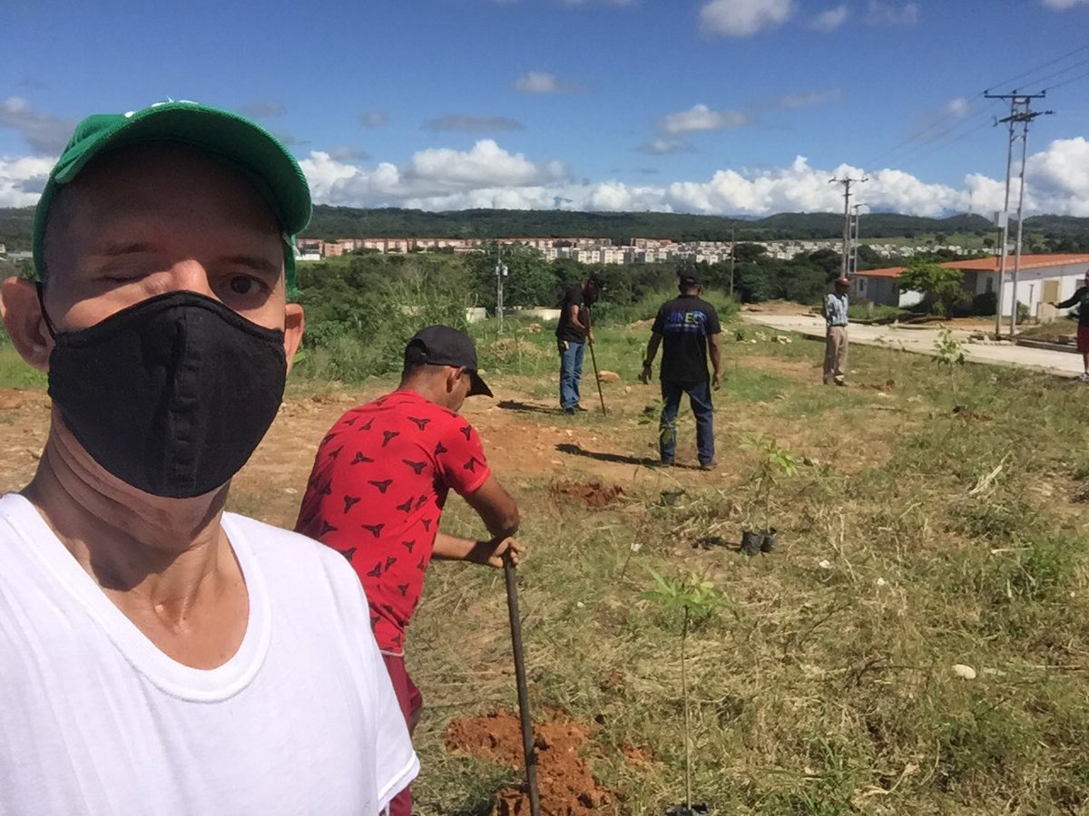 LuisCarlosPT's tweet photo. ejemplo vivo de trabajo en equipo,#Bricomiles1x10 juntos venceremos! @SoyPsuvBarinas @jaarreaza @EdurEmerson @PartidoPSUV #lcpt #BricomilesPorAmor #Bricomiles1x10 https://t.co/X5PnKIKIFi