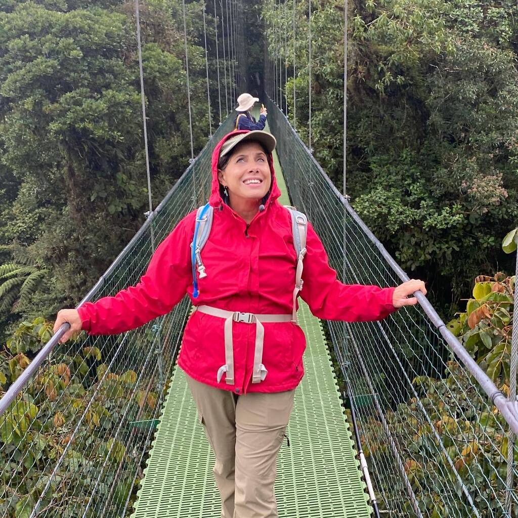 visualmerc's tweet image. August 06, 2022 at 08:33PM there are billions of living beings in the rainforests of this planet. so important to save these ecosystems. kudos to costa rica.
🌴🌺🐒
#costarica #monteverde #cloudforest #hangingbridges #awesome #nofilter instagr.am/p/Cg8DQmgsmmR/