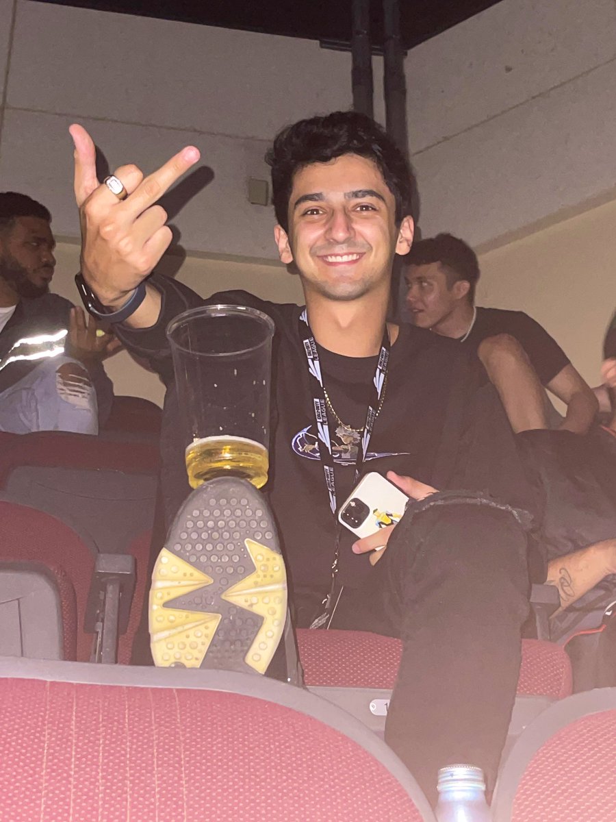 Classify tweet media